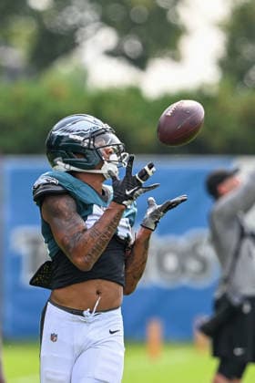 PHILADELPHIA, PA - AUGUST 10: Philadelphia Eagles wide receiver Erik Ezukanma 49 catches the ball during the Philadelphia Eagles training camp on August 10th, 2026 at Jefferson Health Training Complex in Philadelphia, PA. (Photo by Terence Lewis Icon Sportswire) NFL, American Football Herren, USA AUG 10 Eagles Training Camp EDITORIAL USE ONLY Icon260810064