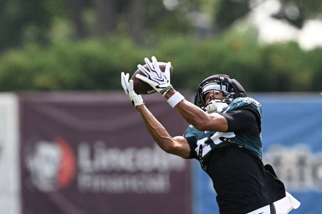 PHILADELPHIA, PA - AUGUST 10: Philadelphia Eagles wide receiver Samori Toure 46 catches the ball during the Philadelphia Eagles training camp on August 10th, 2026 at Jefferson Health Training Complex in Philadelphia, PA. (Photo by Terence Lewis Icon Sportswire) NFL, American Football Herren, USA AUG 10 Eagles Training Camp EDITORIAL USE ONLY Icon260810067