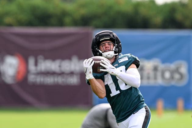 PHILADELPHIA, PA - AUGUST 10: Philadelphia Eagles wide receiver Britain Covey 18 catches the ball during the Philadelphia Eagles training camp on August 10th, 2026 at Jefferson Health Training Complex in Philadelphia, PA. (Photo by Terence Lewis Icon Sportswire) NFL, American Football Herren, USA AUG 10 Eagles Training Camp EDITORIAL USE ONLY Icon260810068