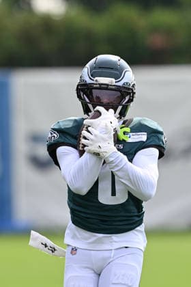 PHILADELPHIA, PA - AUGUST 10: Philadelphia Eagles wide receiver Hollywood Brown 0 catches the ball during the Philadelphia Eagles training camp on August 10th, 2026 at Jefferson Health Training Complex in Philadelphia, PA. (Photo by Terence Lewis Icon Sportswire) NFL, American Football Herren, USA AUG 10 Eagles Training Camp EDITORIAL USE ONLY Icon260810071
