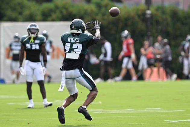 PHILADELPHIA, PA - AUGUST 10: Philadelphia Eagles wide receiver Dontayvion Wicks 13 catches the ball during the Philadelphia Eagles training camp on August 10th, 2026 at Jefferson Health Training Complex in Philadelphia, PA. (Photo by Terence Lewis Icon Sportswire) NFL, American Football Herren, USA AUG 10 Eagles Training Camp EDITORIAL USE ONLY Icon260810075
