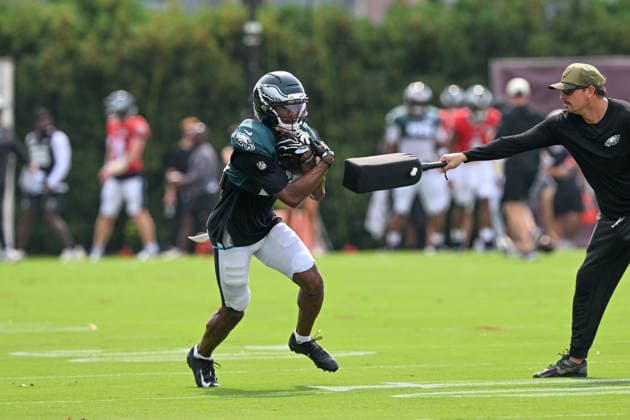 PHILADELPHIA, PA - AUGUST 10: Philadelphia Eagles wide receiver Dontayvion Wicks 13 runs a drill during the Philadelphia Eagles training camp on August 10th, 2026 at Jefferson Health Training Complex in Philadelphia, PA. (Photo by Terence Lewis Icon Sportswire) NFL, American Football Herren, USA AUG 10 Eagles Training Camp EDITORIAL USE ONLY Icon260810076