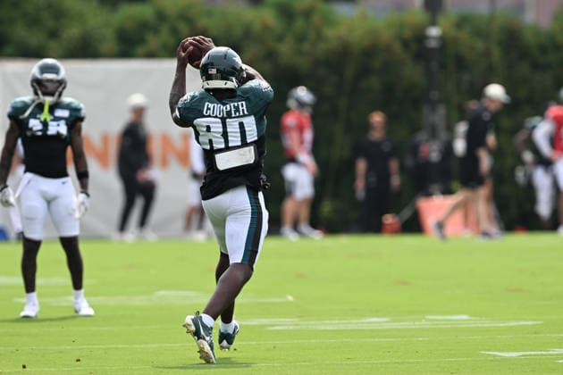 PHILADELPHIA, PA - AUGUST 10: Philadelphia Eagles wide receiver Darius Cooper 80 catches the ball during the Philadelphia Eagles training camp on August 10th, 2026 at Jefferson Health Training Complex in Philadelphia, PA. (Photo by Terence Lewis Icon Sportswire) NFL, American Football Herren, USA AUG 10 Eagles Training Camp EDITORIAL USE ONLY Icon260810077