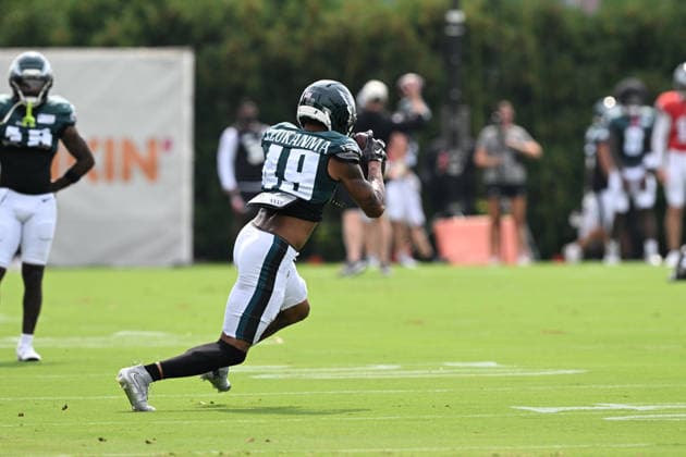 PHILADELPHIA, PA - AUGUST 10: Philadelphia Eagles wide receiver Erik Ezukanma 49 catches the ball during the Philadelphia Eagles training camp on August 10th, 2026 at Jefferson Health Training Complex in Philadelphia, PA. (Photo by Terence Lewis Icon Sportswire) NFL, American Football Herren, USA AUG 10 Eagles Training Camp EDITORIAL USE ONLY Icon260810079