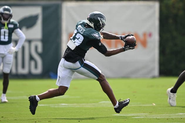 PHILADELPHIA, PA - AUGUST 10: Philadelphia Eagles wide receiver Dontayvion Wicks 13 catches the ball during the Philadelphia Eagles training camp on August 10th, 2026 at Jefferson Health Training Complex in Philadelphia, PA. (Photo by Terence Lewis Icon Sportswire) NFL, American Football Herren, USA AUG 10 Eagles Training Camp EDITORIAL USE ONLY Icon260810088