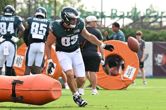 PHILADELPHIA, PA - AUGUST 10: Philadelphia Eagles tight end Johnny Mundt 83 runs a drill during the Philadelphia Eagles training camp on August 10th, 2026 at Jefferson Health Training Complex in Philadelphia, PA. (Photo by Terence Lewis Icon Sportswire) NFL, American Football Herren, USA AUG 10 Eagles Training Camp EDITORIAL USE ONLY Icon260810100