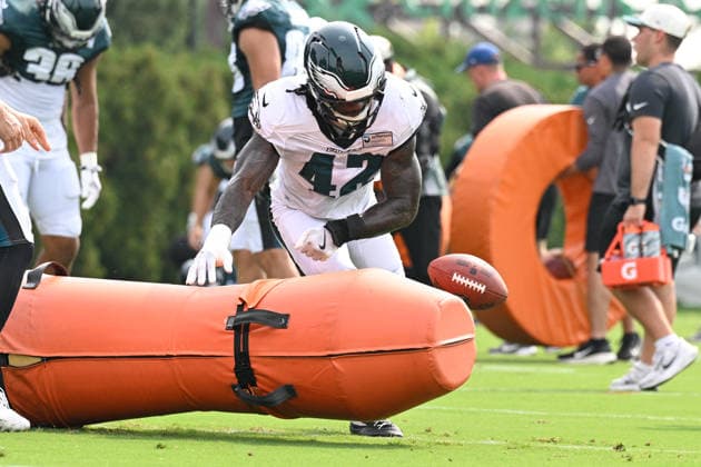 PHILADELPHIA, PA - AUGUST 10: Philadelphia Eagles linebacker Smael Mondon Jr. 42 runs a drill during the Philadelphia Eagles training camp on August 10th, 2026 at Jefferson Health Training Complex in Philadelphia, PA. (Photo by Terence Lewis Icon Sportswire) NFL, American Football Herren, USA AUG 10 Eagles Training Camp EDITORIAL USE ONLY Icon260810104