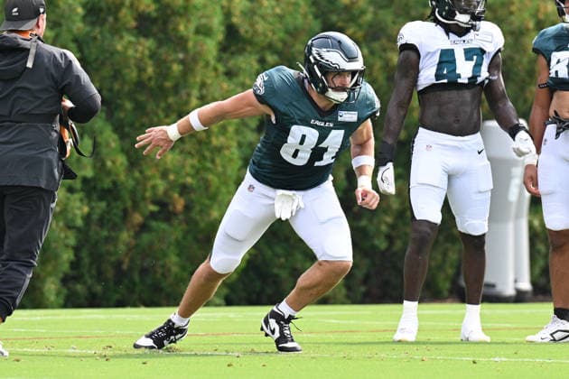 PHILADELPHIA, PA - AUGUST 10: Philadelphia Eagles tight end Grant Calcaterra 81 runs a drill during the Philadelphia Eagles training camp on August 10th, 2026 at Jefferson Health Training Complex in Philadelphia, PA. (Photo by Terence Lewis Icon Sportswire) NFL, American Football Herren, USA AUG 10 Eagles Training Camp EDITORIAL USE ONLY Icon260810107
