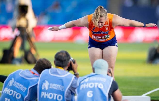 BIRMINGHAM - Jessica Schilder bows after the shot put final at the European Athletics Championships. It is the first time the European Championships are being held in Great Britain. IRIS VAN DEN BROEK ANP xVIxANPxSportx xxANPxIVx 565237818 originalFilename: 565237818.jpg