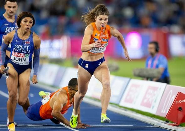 BIRMINGHAM - Myrte van der Schoot and Terrence Agard during the 4x400 mixed relay final at the European Athletics Championships. It is the first time the European Championships are being held in Great Britain. IRIS VAN DEN BROEK ANP xVIxANPxSportx xxANPxIVx 565238927 originalFilename: 565238927.jpg