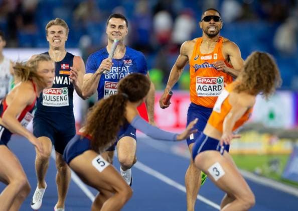 BIRMINGHAM - Myrte van der Schoot and Terrence Agard during the 4x400 mixed relay final at the European Athletics Championships. It is the first time the European Championships are being held in Great Britain. IRIS VAN DEN BROEK ANP xVIxANPxSportx xxANPxIVx 565238958 originalFilename: 565238958.jpg