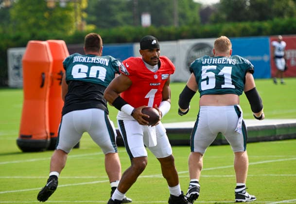 August 10, 2026, Philadelphia, Pennsylvania, United States: EagleÃ¢â‚¬â ¢s QB JALEN HURTS (1) runs offensive drills with C CAM JURGENS (51) and LG LANDON DICKERSON (69) at training camp held at the Jefferson Health Training Complex in Philadelphia Pa NFL, American Football Herren, USA 2026: Philadelphia Eagles Training Camp  - ZUMArf1_ 20260810_zaf_rf1_010 Copyright: xRickyxFitchettx