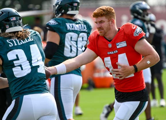 August 10, 2026, Philadelphia, Pennsylvania, United States: EagleÃ¢â‚¬â ¢s QB, ANDY DALTON runs offensive drills with FB CARSON STEELE (34) at training camp held at the Jefferson Health Training Complex in Philadelphia Pa NFL, American Football Herren, USA 2026: Philadelphia Eagles Training Camp  - ZUMArf1_ 20260810_zaf_rf1_011 Copyright: xRickyxFitchettx