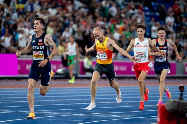 10.08.2026, GBR, Leichtathletik, Europameisterschaft 2026, Abendsession Tag 1, Birmingham Florian Bremm ( Deutschland ) jubelt im Ziel über die Silber Medaille für Platz 2, davor Jakob Ingebrigtsen ( Norwegen ), 5000 Meter Lauf Herren, Finale Birmingham Alexander Stadium England Großbritannien *** August 10, 2026, GBR, Track and Field, 2026 European Championships, Evening Session Day 1, Birmingham Florian Bremm of Germany celebrates at the finish line after winning the silver medal for second place, ahead of Jakob Ingebrigtsen of Norway, Men’s 5,000-meter Race, Final, Alexander Stadium, Birmingham, England, Great Britain Copyright: xNordphoto Memmlerx