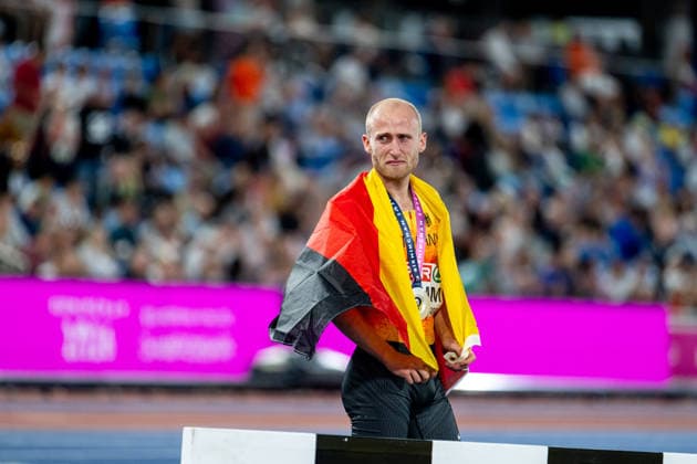 10.08.2026, GBR, Leichtathletik, Europameisterschaft 2026, Abendsession Tag 1, Birmingham Florian Bremm ( Deutschland ) jubelt im Ziel mit Fahne Flagge über die Silber Medaille für Platz 2, 5000 Meter Lauf Herren, Finale Birmingham Alexander Stadium England Großbritannien *** August 10, 2026, GBR, Track and Field, 2026 European Championships, Evening Session Day 1, Birmingham Florian Bremm of Germany celebrates at the finish line with a flag, having won the silver medal for second place in the men’s 5,000-meter race, final, at Alexander Stadium in Birmingham, England, United Kingdom Copyright: xNordphoto Memmlerx