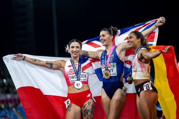 10.08.2026, GBR, Leichtathletik, Europameisterschaft 2026, Abendsession Tag 1, Birmingham Ewa Swoboda ( Polen ), Amy Hunt ( Großbritannien ), Delphine Nkansa ( Belgien ) jubeln im Ziel über ihre Medaillen, Birmingham Alexander Stadium England Großbritannien *** August 10, 2026, GBR, Track and Field, 2026 European Championships, Evening Session, Day 1, Birmingham: Ewa Swoboda (Poland), Amy Hunt (Great Britain), and Delphine Nkansa (Belgium) celebrate their medals at the finish line, Alexander Stadium, Birmingham, England, Great Britain Copyright: xNordphoto Memmlerx