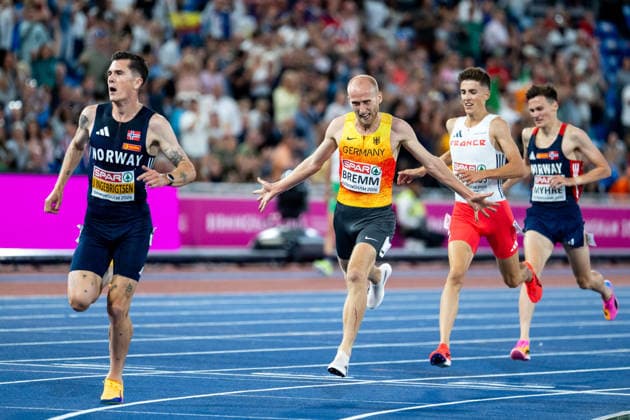 10.08.2026, GBR, Leichtathletik, Europameisterschaft 2026, Abendsession Tag 1, Birmingham Florian Bremm ( Deutschland ) jubelt im Ziel über die Silber Medaille für Platz 2, davor Jakob Ingebrigtsen ( Norwegen ), 5000 Meter Lauf Herren, Finale Birmingham Alexander Stadium England Großbritannien *** August 10, 2026, GBR, Track and Field, 2026 European Championships, Evening Session Day 1, Birmingham Florian Bremm of Germany celebrates at the finish line after winning the silver medal for second place, ahead of Jakob Ingebrigtsen of Norway, Men’s 5,000-meter Race, Final, Alexander Stadium, Birmingham, England, Great Britain Copyright: xNordphoto Memmlerx