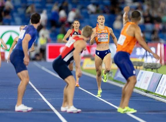 BIRMINGHAM - Lieke Klaver and Terrence Agard during the 4x400 mixed relay final at the European Athletics Championships. It is the first time the European Championships are being held in Great Britain. IRIS VAN DEN BROEK ANP xVIxANPxSportx xxANPxIVx 565241591 originalFilename: 565241591.jpg