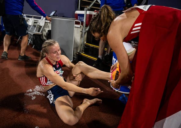 260810 Henriette Jaeger receives help taking her shoes of from her team mate Amalie Iuel of Norway after winning 4x400 meter mixed relay during day 1 of the 2026 European Athletics Championships on August 10, 2026 in Birmingham. Photo: Mathias Bergeld BILDBYRAN kod MB MT1064 friidrott athletics friidrett friidrotts-em em friidretts-em 2026 european athletics championships 1 bbeng norge norway *** August 10, 2026: Henriette Jaeger receives help taking off her shoes from her teammate Amalie Iuel of Norway after winning the 4x400-meter mixed relay on Day 1 of the 2026 European Athletics Championships on August 10, 2026 in Birmingham. Photo by Mathias Bergeld, BILDBYRAN, code MB MT1064. track and field, athletics, friidrett, friidrotts EM, 2026 European Athletics Championships, 1 BBENG, Norway  Copyright: MATHIASxBERGELD BB260810MB177