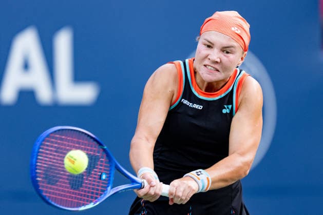 TORONTO, ON - AUGUST 10: Diana Shnaider of Russia returns a shot during her Quarter-final match of the WTA, Tennis Damen National Bank Open tournament on August 10, 2026 at Sobeys Stadium in Toronto, ON, Canada (Photo by Julian Avram Icon Sportswire) TENNIS: AUG 10 National Bank Open EDITORIAL USE ONLY Icon2608100024