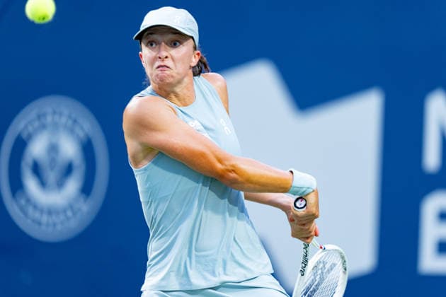TORONTO, ON - AUGUST 10: Iga Swiatek of Poland returns a shot during her Quarter-final match of the WTA, Tennis Damen National Bank Open tournament on August 10, 2026 at Sobeys Stadium in Toronto, ON, Canada (Photo by Julian Avram Icon Sportswire) TENNIS: AUG 10 National Bank Open EDITORIAL USE ONLY Icon2608100035