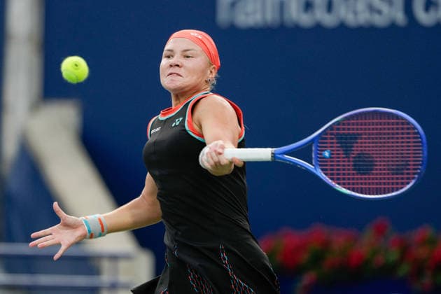 WTA, Tennis Damen Masters 1000 National Bank Open Toronto 2026 - Quarter Finals - Day 10 Diana Shnaider of Russia plays a backhand during the Women™s Singles quarter-final match against Iga ÅöwiÄÖtek of Poland on day 10 of the WTA Masters 1000 National Bank Open at Sobeys Stadium on August 10, 2026, in Toronto, Canada. (Photo by Leonardo Ramirez Eyepix Group) Copyright: xLeonardoxRamirezx xEyepixxGroupx LR_09082026_09788