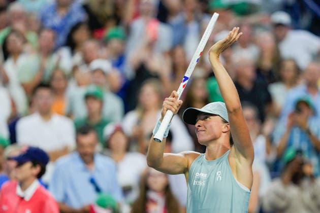 WTA, Tennis Damen Masters 1000 National Bank Open Toronto 2026 - Quarter Finals - Day 10 Iga ÅöwiÄÖtek of Poland waves the crowd during the Women™s Singles quarter-final match against Diana Shnaider of Russia on day 10 of the WTA Masters 1000 National Bank Open at Sobeys Stadium on August 10, 2026, in Toronto, Canada. (Photo by Leonardo Ramirez Eyepix Group) Copyright: xLeonardoxRamirezx xEyepixxGroupx LR_09082026_09794