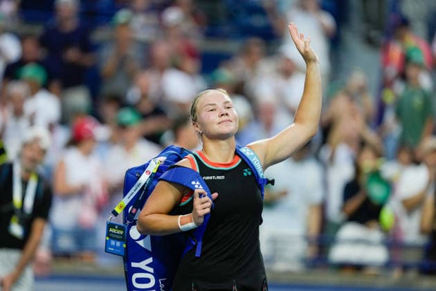 WTA, Tennis Damen Masters 1000 National Bank Open Toronto 2026 - Quarter Finals - Day 10 Diana Shnaider of Russia waves the crowd during the Women™s Singles quarter-final match against Iga ÅöwiÄÖtek of Poland on day 10 of the WTA Masters 1000 National Bank Open at Sobeys Stadium on August 10, 2026, in Toronto, Canada. (Photo by Leonardo Ramirez Eyepix Group) Copyright: xLeonardoxRamirezx xEyepixxGroupx LR_09082026_09797