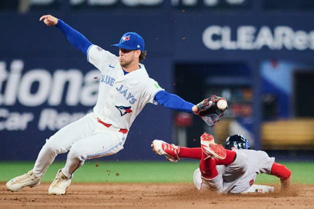 August 10, 2026, Toronto, On, Canada: Toronto Blue Jays Ernie Clement (22) can t make the catch as Boston Red Sox s Eli White (38) steals second base during eighth inning MLB, Baseball Herren, USA baseball action in Toronto, on Monday, Aug. 10, 2026. Canada News - August 10, 2026  - ZUMAc35_ 20260810_zaf_c35_107 Copyright: xSammyxKoganx