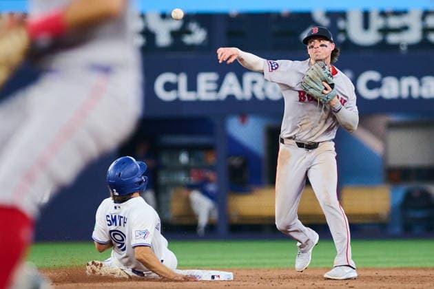 August 10, 2026, Toronto, On, Canada: Boston Red Sox s Nick Sogard (20) can t turn the double play in time as Toronto Blue Jays Josh Smith (9) is out at second during fifth inning MLB, Baseball Herren, USA baseball action in Toronto, on Monday, Aug. 10, 2026. Canada News - August 10, 2026  - ZUMAc35_ 20260810_zaf_c35_134 Copyright: xSammyxKoganx