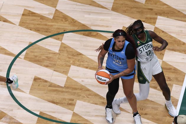 August 10, 2026, Seattle, Washington, USA: Chicago Sky center KAMILLA CARDOSO (10) pulls down a rebound against Seattle Storm forward-center EZI MAGBEGOR (13) in the fourth quarter of the WNBA, Basketball Damen, USA match between the Seattle Storm and Chicago Sky at Climate Pledge Arena in Seattle. Seattle USA - ZUMAd218 20260810_zsp_d218_002 Copyright: xRichardxDizonx