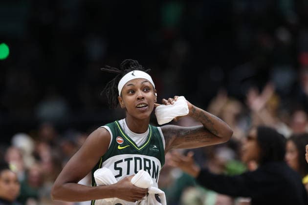 August 10, 2026, Seattle, Washington, USA: Seattle Storm forward JORDAN HORSTON (23) throws t-shirts to fans following the WNBA, Basketball Damen, USA match between the Seattle Storm and Chicago Sky at Climate Pledge Arena in Seattle. Seattle USA - ZUMAd218 20260810_zsp_d218_008 Copyright: xRichardxDizonx
