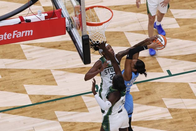 August 10, 2026, Seattle, Washington, USA: Seattle Storm guard TAINA MAIR (22) blocks a shot attempts from Chicago Sky forward-center AZURA STEVENS (30) in the third quarter of the WNBA, Basketball Damen, USA match between the Seattle Storm and Chicago Sky at Climate Pledge Arena in Seattle. Seattle USA - ZUMAd218 20260810_zsp_d218_010 Copyright: xRichardxDizonx