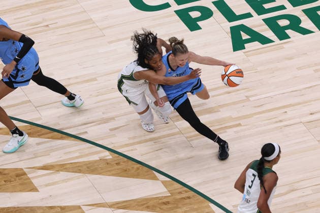 August 10, 2026, Seattle, Washington, USA: Chicago Sky guard COURTNEY VANDERSLOOT (22) controls the basketball while defended by Seattle Storm guard ZIA COOKE (7) in the third quarter of the WNBA, Basketball Damen, USA match between the Seattle Storm and Chicago Sky at Climate Pledge Arena in Seattle. WNBA 2026: Seattle 97:88 Chicago  - ZUMAd218 20260810_zsp_d218_015 Copyright: xRichardxDizonx