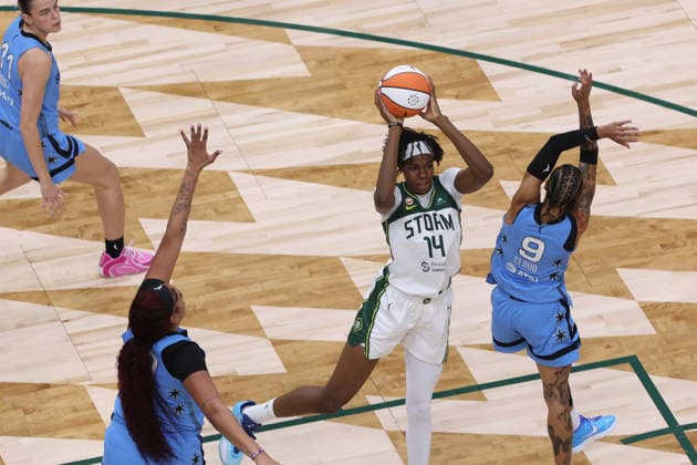 August 10, 2026, Seattle, Washington, USA: Seattle Storm center DOMINIQUE MALONGA (14) controls the ball in the second quarter of the WNBA, Basketball Damen, USA match between the Seattle Storm and Chicago Sky at Climate Pledge Arena in Seattle. Seattle USA - ZUMAd218 20260810_zsp_d218_020 Copyright: xRichardxDizonx