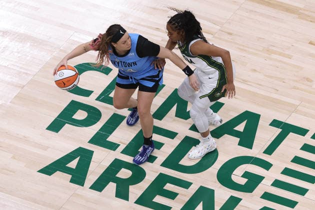 August 10, 2026, Seattle, Washington, USA: Chicago Sky guard RACHEL BANHAM (24) controls the basketball in the first quarter of the WNBA, Basketball Damen, USA match between the Seattle Storm and Chicago Sky at Climate Pledge Arena in Seattle. WNBA 2026: Seattle 97:88 Chicago  - ZUMAd218 20260810_zsp_d218_029 Copyright: xRichardxDizonx