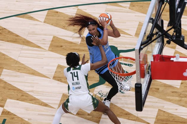 August 10, 2026, Seattle, Washington, USA: Chicago Sky center KAMILLA CARDOSO (10) controls the basketball while defended by Seattle Storm center DOMINIQUE MALONGA (14) in the first quarter of the WNBA, Basketball Damen, USA match between the Seattle Storm and Chicago Sky at Climate Pledge Arena in Seattle. WNBA 2026: Seattle 97:88 Chicago  - ZUMAd218 20260810_zsp_d218_030 Copyright: xRichardxDizonx