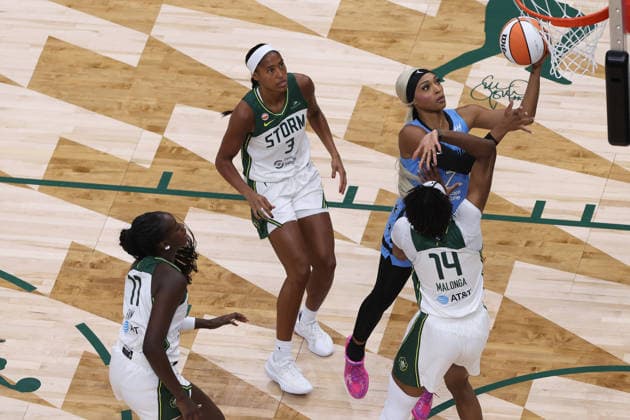 August 10, 2026, Seattle, Washington, USA: Chicago Sky guard-forward DIJONAI CARRINGTON (7) attempts a lay-up in the first quarter of the WNBA, Basketball Damen, USA match between the Seattle Storm and Chicago Sky at Climate Pledge Arena in Seattle. Seattle USA - ZUMAd218 20260810_zsp_d218_031 Copyright: xRichardxDizonx