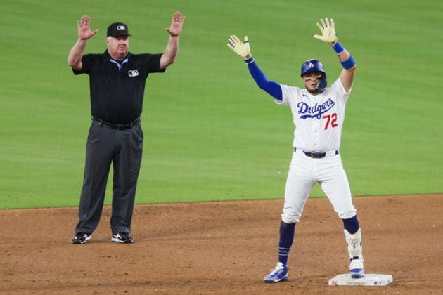 MLB, Baseball Herren, USA - Los Angeles Dodgers vs Kansas City Royals Dodgers second baseman Miguel Rojas (R) celebrates after hitting a double in the sixth inning of an MLB game between the Los Angeles Dodgers and Kansas City Royals at Uniqlo Field in Dodger Stadium in Los Angeles, California, USA, 10 August 2026. LOS ANGELES CALIFORNIA United States  Copyright: xCHRISxTORRESx