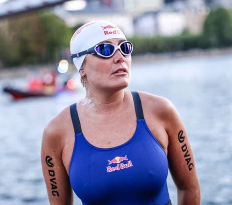 Extremschwimmerin Nathalie Pohl startet 200-km-Flusschallenge am Holbeinsteg in Frankfurt 11.08.26: Die Extremschwimmerin Nathalie Pohl beim Schwimmstart ihrer Charity-Challenge RIVERS: Frankfurt to Cologne am Holbeinsteg am Main. In vier Tagen schwimmt sie über 200 Kilometer von Frankfurt nach Köln, um gemeinsam mit DVAG hilft e.V. und dem RTL-Spendenmarathon Spenden für Schwimmprojekte von Kindern zu sammeln und auf die Wichtigkeit von Schwimmsicherheit aufmerksam zu machen. Frankfurt Holbeinsteg Hessen Deutschland *** Extreme swimmer Nathalie Pohl kicks off her 200-km river challenge at Holbeinsteg in Frankfurt on August 26, 2011. Extreme swimmer Nathalie Pohl at the start of her charity challenge, RIVERS Frankfurt to Cologne, at Holbeinsteg on the Main River. In four days, she will swim over 200 kilometers from Frankfurt to Cologne to raise funds for children’s swimming programs in partnership with DVAG hilft e.V. and the RTL Charity Marathon, and to raise awareness about the importance of water safety. Frankfurt, Holbeinsteg, Hesse, Germany IKW_4790