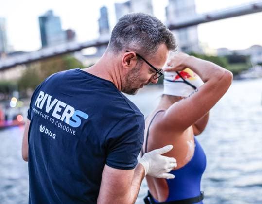 Extremschwimmerin Nathalie Pohl startet 200-km-Flusschallenge am Holbeinsteg in Frankfurt 11.08.26: Die Extremschwimmerin Nathalie Pohl beim Schwimmstart ihrer Charity-Challenge RIVERS: Frankfurt to Cologne am Holbeinsteg am Main. In vier Tagen schwimmt sie über 200 Kilometer von Frankfurt nach Köln, um gemeinsam mit DVAG hilft e.V. und dem RTL-Spendenmarathon Spenden für Schwimmprojekte von Kindern zu sammeln und auf die Wichtigkeit von Schwimmsicherheit aufmerksam zu machen. Frankfurt Holbeinsteg Hessen Deutschland *** Extreme swimmer Nathalie Pohl kicks off her 200-km river challenge at Holbeinsteg in Frankfurt on August 26, 2011. Extreme swimmer Nathalie Pohl at the start of her charity challenge, RIVERS Frankfurt to Cologne, at Holbeinsteg on the Main River. In four days, she will swim over 200 kilometers from Frankfurt to Cologne to raise funds for children’s swimming programs in partnership with DVAG hilft e.V. and the RTL Charity Marathon, and to raise awareness about the importance of water safety. Frankfurt, Holbeinsteg, Hesse, Germany IKW_4811