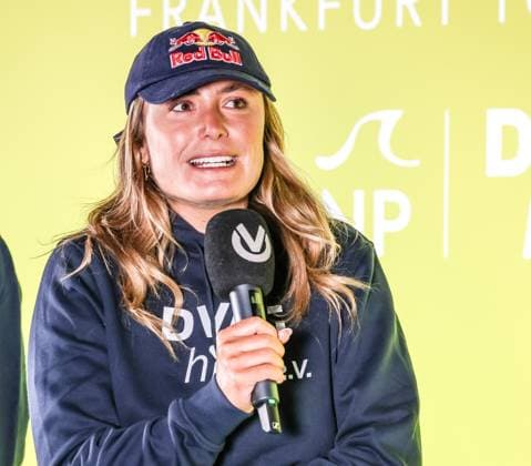 Extremschwimmerin Nathalie Pohl startet 200-km-Flusschallenge am Holbeinsteg in Frankfurt 11.08.26: Die Extremschwimmerin Nathalie Pohl beim Schwimmstart ihrer Charity-Challenge RIVERS: Frankfurt to Cologne am Holbeinsteg am Main. In vier Tagen schwimmt sie über 200 Kilometer von Frankfurt nach Köln, um gemeinsam mit DVAG hilft e.V. und dem RTL-Spendenmarathon Spenden für Schwimmprojekte von Kindern zu sammeln und auf die Wichtigkeit von Schwimmsicherheit aufmerksam zu machen. Frankfurt Holbeinsteg Hessen Deutschland *** Extreme swimmer Nathalie Pohl kicks off her 200-km river challenge at Holbeinsteg in Frankfurt on August 26, 2011. Extreme swimmer Nathalie Pohl at the start of her charity challenge, RIVERS Frankfurt to Cologne, at Holbeinsteg on the Main River. In four days, she will swim over 200 kilometers from Frankfurt to Cologne to raise funds for children’s swimming programs in partnership with DVAG hilft e.V. and the RTL Charity Marathon, and to raise awareness about the importance of water safety. Frankfurt, Holbeinsteg, Hesse, Germany IKT_5534