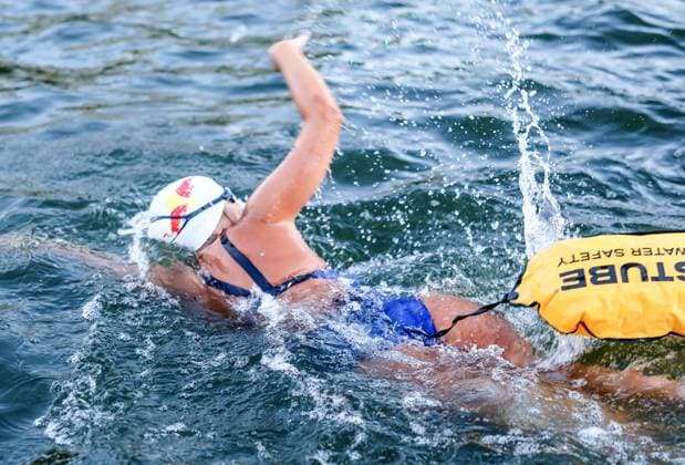 Extremschwimmerin Nathalie Pohl startet 200-km-Flusschallenge am Holbeinsteg in Frankfurt 11.08.26: Die Extremschwimmerin Nathalie Pohl beim Schwimmstart ihrer Charity-Challenge RIVERS: Frankfurt to Cologne am Holbeinsteg am Main. In vier Tagen schwimmt sie über 200 Kilometer von Frankfurt nach Köln, um gemeinsam mit DVAG hilft e.V. und dem RTL-Spendenmarathon Spenden für Schwimmprojekte von Kindern zu sammeln und auf die Wichtigkeit von Schwimmsicherheit aufmerksam zu machen. Frankfurt Holbeinsteg Hessen Deutschland *** Extreme swimmer Nathalie Pohl kicks off her 200-km river challenge at Holbeinsteg in Frankfurt on August 26, 2011. Extreme swimmer Nathalie Pohl at the start of her charity challenge, RIVERS Frankfurt to Cologne, at Holbeinsteg on the Main River. In four days, she will swim over 200 kilometers from Frankfurt to Cologne to raise funds for children’s swimming programs in partnership with DVAG hilft e.V. and the RTL Charity Marathon, and to raise awareness about the importance of water safety. Frankfurt, Holbeinsteg, Hesse, Germany IKW_4914