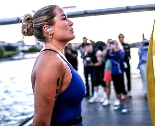 Extremschwimmerin Nathalie Pohl startet 200-km-Flusschallenge am Holbeinsteg in Frankfurt 11.08.26: Die Extremschwimmerin Nathalie Pohl beim Schwimmstart ihrer Charity-Challenge RIVERS: Frankfurt to Cologne am Holbeinsteg am Main. In vier Tagen schwimmt sie über 200 Kilometer von Frankfurt nach Köln, um gemeinsam mit DVAG hilft e.V. und dem RTL-Spendenmarathon Spenden für Schwimmprojekte von Kindern zu sammeln und auf die Wichtigkeit von Schwimmsicherheit aufmerksam zu machen. Frankfurt Holbeinsteg Hessen Deutschland *** Extreme swimmer Nathalie Pohl kicks off her 200-km river challenge at Holbeinsteg in Frankfurt on August 26, 2011. Extreme swimmer Nathalie Pohl at the start of her charity challenge, RIVERS Frankfurt to Cologne, at Holbeinsteg on the Main River. In four days, she will swim over 200 kilometers from Frankfurt to Cologne to raise funds for children’s swimming programs in partnership with DVAG hilft e.V. and the RTL Charity Marathon, and to raise awareness about the importance of water safety. Frankfurt, Holbeinsteg, Hesse, Germany IKW_4754
