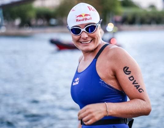 Extremschwimmerin Nathalie Pohl startet 200-km-Flusschallenge am Holbeinsteg in Frankfurt 11.08.26: Die Extremschwimmerin Nathalie Pohl beim Schwimmstart ihrer Charity-Challenge RIVERS: Frankfurt to Cologne am Holbeinsteg am Main. In vier Tagen schwimmt sie über 200 Kilometer von Frankfurt nach Köln, um gemeinsam mit DVAG hilft e.V. und dem RTL-Spendenmarathon Spenden für Schwimmprojekte von Kindern zu sammeln und auf die Wichtigkeit von Schwimmsicherheit aufmerksam zu machen. Frankfurt Holbeinsteg Hessen Deutschland *** Extreme swimmer Nathalie Pohl kicks off her 200-km river challenge at Holbeinsteg in Frankfurt on August 26, 2011. Extreme swimmer Nathalie Pohl at the start of her charity challenge, RIVERS Frankfurt to Cologne, at Holbeinsteg on the Main River. In four days, she will swim over 200 kilometers from Frankfurt to Cologne to raise funds for children’s swimming programs in partnership with DVAG hilft e.V. and the RTL Charity Marathon, and to raise awareness about the importance of water safety. Frankfurt, Holbeinsteg, Hesse, Germany IKW_4816
