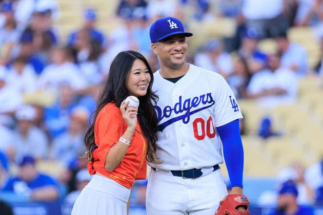 August 10, 2026, Los Angeles, California, USA: ExtraEmily throws the ceremonial first pitch before a MLB, Baseball Herren, USA regular season game between the Los Angeles Dodgers and the Kansas City Royals on Monday August 10, 2026 at Dodger Stadium in Los Angeles, California. Dodgers defeat Royals, 6-5. JAVIER ROJAS PI Dodgers Defeat Royals, 6-5.  - ZUMAp124 20260810_zaa_p124_017 Copyright: xJavierxRojasx