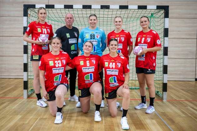 Handball Bundesliga Frauen,HBF, Saison 2026 2027-SV Union Halle-Neustadt Teamfoto Halle, Deutschland 10.August 2026: Im Bild:v.li.oben die Neuzugaenge sind Paulina Stapurewicz (Halle), Trainer Pether Krautmeyer (Halle), Torhueterin Lena Schmied (Halle), Lynn Holtmann (Halle), Gerda Kairyte (Halle), untere Reihe Nele Wenzel (Halle), Velerie Smits (Halle) und Lois van Vliet (Halle) Halle Saale SWH Arena Sachsen-Anhalt Deutschland *** Women s Handball Bundesliga (HBF), 2026–2027 Season SV Union Halle Neustadt Team Photo, Halle, Germany, August 10, 2026. Pictured from left to right in the top row: new signings Paulina Stapurewicz (Halle), coach Pether Krautmeyer (Halle), goalkeeper Lena Schmied (Halle), and Lynn Holtmann (Halle); Gerda Kairyte (Halle); bottom row: Nele Wenzel (Halle), Velerie Smits (Halle), and Lois van Vliet (Halle). Halle an der Saale, SWH Arena, Saxony-Anhalt, Germany