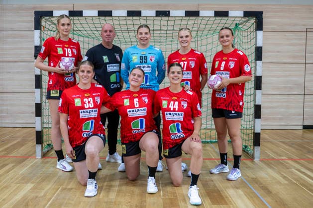 Handball Bundesliga Frauen,HBF, Saison 2026 2027-SV Union Halle-Neustadt Teamfoto Halle, Deutschland 10.August 2026: Im Bild:Im Bild:v.li.oben die Neuzugaenge sind Paulina Stapurewicz (Halle), Trainer Pether Krautmeyer (Halle), Torhueterin Lena Schmied (Halle), Lynn Holtmann (Halle), Gerda Kairyte (Halle), untere Reihe Nele Wenzel (Halle), Velerie Smits (Halle) und Lois van Vliet (Halle) Halle Saale SWH Arena Sachsen-Anhalt Deutschland *** Women s Handball Bundesliga (HBF), 2026–2027 Season SV Union Halle Neustadt Team Photo Halle, Germany August 10, 2026 In the photo, from left to right at the top, the new additions are Paulina Stapurewicz (Halle), Coach Pether Krautmeyer (Halle), goalkeeper Lena Schmied (Halle), Lynn Holtmann (Halle), Gerda Kairyte (Halle); bottom row: Nele Wenzel (Halle), Velerie Smits (Halle), and Lois van Vliet (Halle). Halle-Saale, SWH Arena, Saxony-Anhalt, Germany