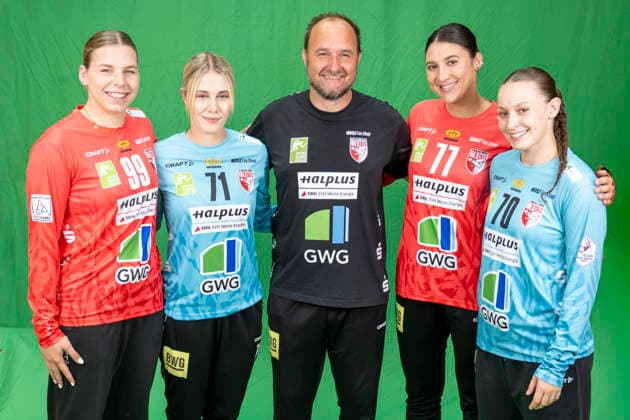 Handball Bundesliga Frauen,HBF, Saison 2026 2027-SV Union Halle-Neustadt Teamfoto Halle, Deutschland 10.August 2026: Im Bild:v.li.Torhueterin Lena Schmied (Halle), Torhueterin Ela Szott (Halle), Tortwarttrainer Andreas Wiese (Halle), Torhueterin Marijana Ilic (Halle) und Torhueterin Nicola Czaja (Halle) Halle Saale SWH Arena Sachsen-Anhalt Deutschland *** Women s Handball Bundesliga (HBF), 2026–2027 Season, SV Union Halle Neustadt Team Photo, Halle, Germany, August 10, 2026. Pictured from left: Goaltender Lena Schmied (Halle), Goaltender Ela Szott (Halle), Goaltending Coach Andreas Wiese (Halle), Goaltender Marijana Ilic (Halle), and Goaltender Nicola Czaja (Halle). Halle-Saale, SWH Arena, Saxony-Anhalt, Germany