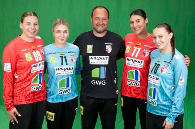 Handball Bundesliga Frauen,HBF, Saison 2026 2027-SV Union Halle-Neustadt Teamfoto Halle, Deutschland 10.August 2026: Im Bild:v.li.Torhueterin Lena Schmied (Halle), Torhueterin Ela Szott (Halle), Tortwarttrainer Andreas Wiese (Halle), Torhueterin Marijana Ilic (Halle) und Torhueterin Nicola Czaja (Halle) Halle Saale SWH Arena Sachsen-Anhalt Deutschland *** Women s Handball Bundesliga (HBF), 2026–2027 Season, SV Union Halle Neustadt Team Photo, Halle, Germany, August 10, 2026. Pictured from left: Goaltender Lena Schmied (Halle), Goaltender Ela Szott (Halle), Goaltending Coach Andreas Wiese (Halle), Goaltender Marijana Ilic (Halle), and Goaltender Nicola Czaja (Halle). Halle-Saale, SWH Arena, Saxony-Anhalt, Germany
